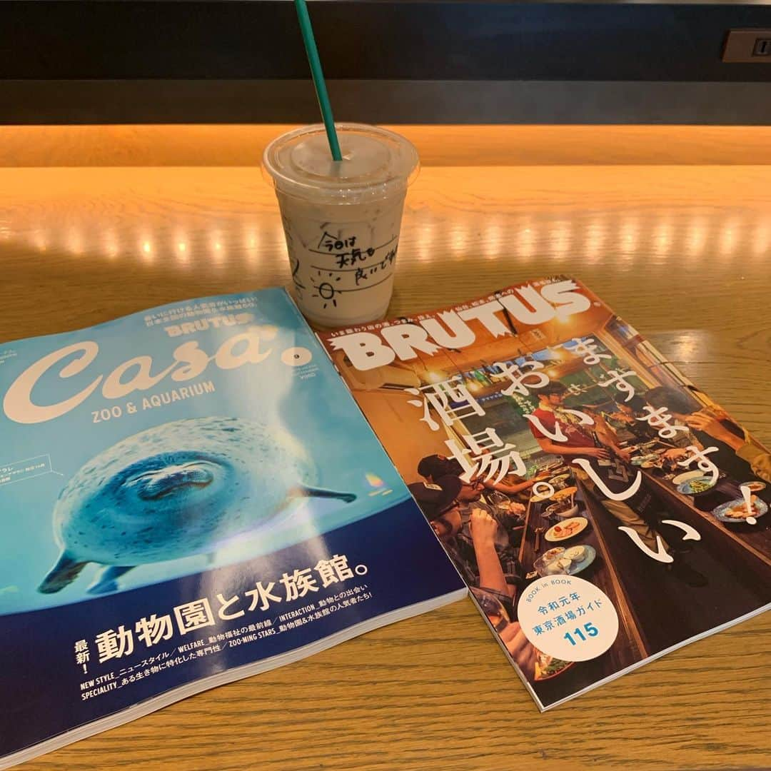 くろさんのインスタグラム写真 - (くろInstagram)「📚BOOK&CAFE☕️ #CasaBRUTUS #ZOOandAQUARIUM #最新動物園と水族館 #BRUTUS #ますますおいしい酒場  #starbuckslatte #starbucks #starbuckscoffee #スタバ #スタバラテ #スターバックス #スターバックスラテ #スターバックスコーヒー #スターバックスコーヒーTSUTAYA新橋店」8月21日 8時04分 - m6bmw