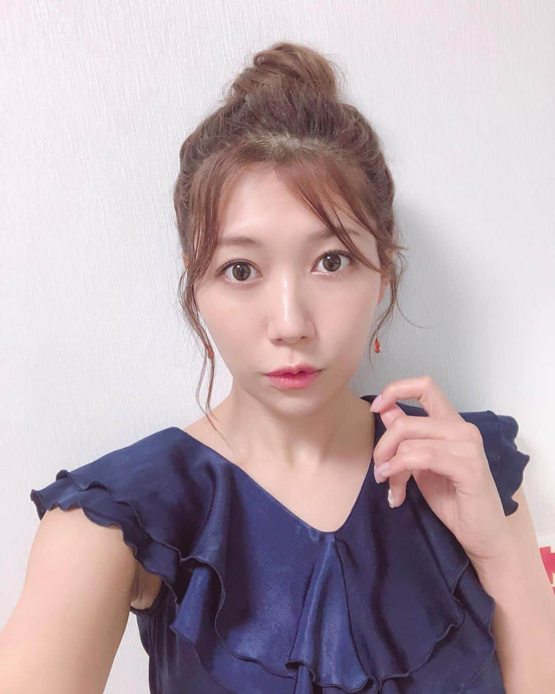 穂川果音さんのインスタグラム写真 - (穂川果音Instagram)「<hair style>  団子ーーーーー！アップスタイルです^_^  #アベプラ #abematv  #weather #weatherforecast #気象予報士 #穂川果音 #instastyle #instahair  #ヘアアレンジ #巻き髪 #hair #hairstyle #hairarrange #ほかのん #hairstyles #お団子ヘアー #hairstyling #おしゃれ #お団子アレンジ #夏コーデ #お団子ヘア #アップスタイル #アップヘア」8月21日 8時05分 - hokawakanonn