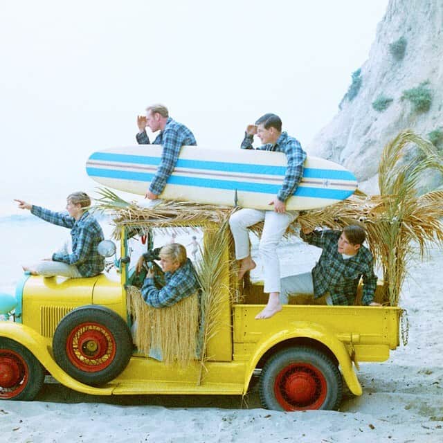 シービーズのインスタグラム：「Surfin' Safari 🏄‍♀️ The debut album by The Beach Boys was released in 1962.  Taken on the beach at Paradise Cove, just north of Malibu, the photo features bandmates David Marks, Dennis Wilson, Mike Love, Brian Wilson and Carl Wilson. 📸: Capitol photographer Ken Veeder.」