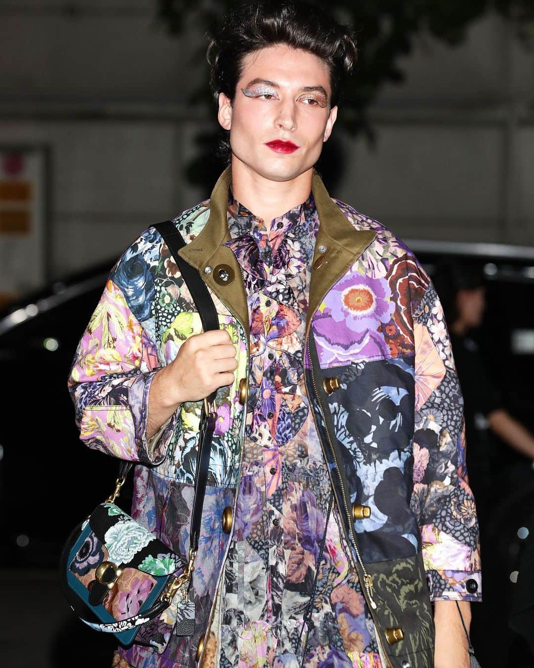 WHO WHAT WEARさんのインスタグラム写真 - (WHO WHAT WEARInstagram)「A moment for this #EzraMiller look. That will be all.  photo: getty images」8月21日 8時27分 - whowhatwear