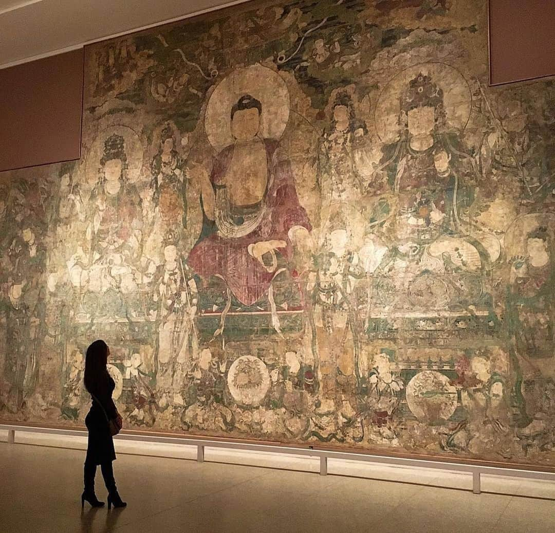 メトロポリタン美術館さんのインスタグラム写真 - (メトロポリタン美術館Instagram)「Taking in the magnitude of the Buddha of medicine, Bhaishajyaguru (Yaoshi fo), in this quiet #MetMoment from @logansee. 👆This incredible 14th-century painting measures more than 24 feet high and 49 feet wide! ⁣⁣ ⁣⁣ Did you take a special photo on your visit to The Met? 📸 Share your #MetMoment!⁣ ⁣ 🎨 薬師佛Buddha of Medicine Bhaishajyaguru (Yaoshi fo), ca. 1319. Yuan dynasty (1271–1368). China. On view in Gallery 206. #TheMet」8月21日 8時28分 - metmuseum