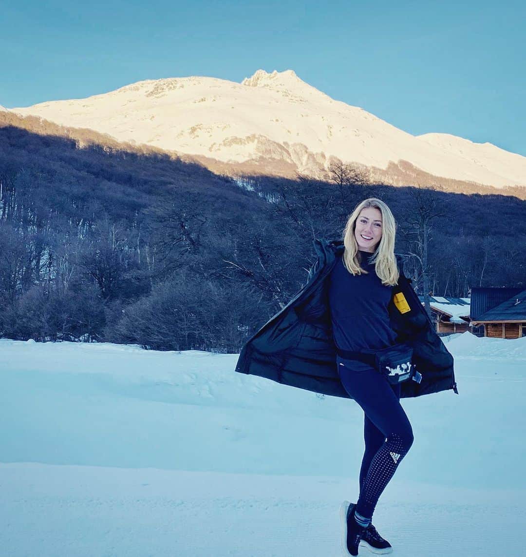 ミカエラ・シフリンのインスタグラム：「Zippin’ home for a hot sec for a last little taste of summer between ski camps👋👋 #FannyPackLife」