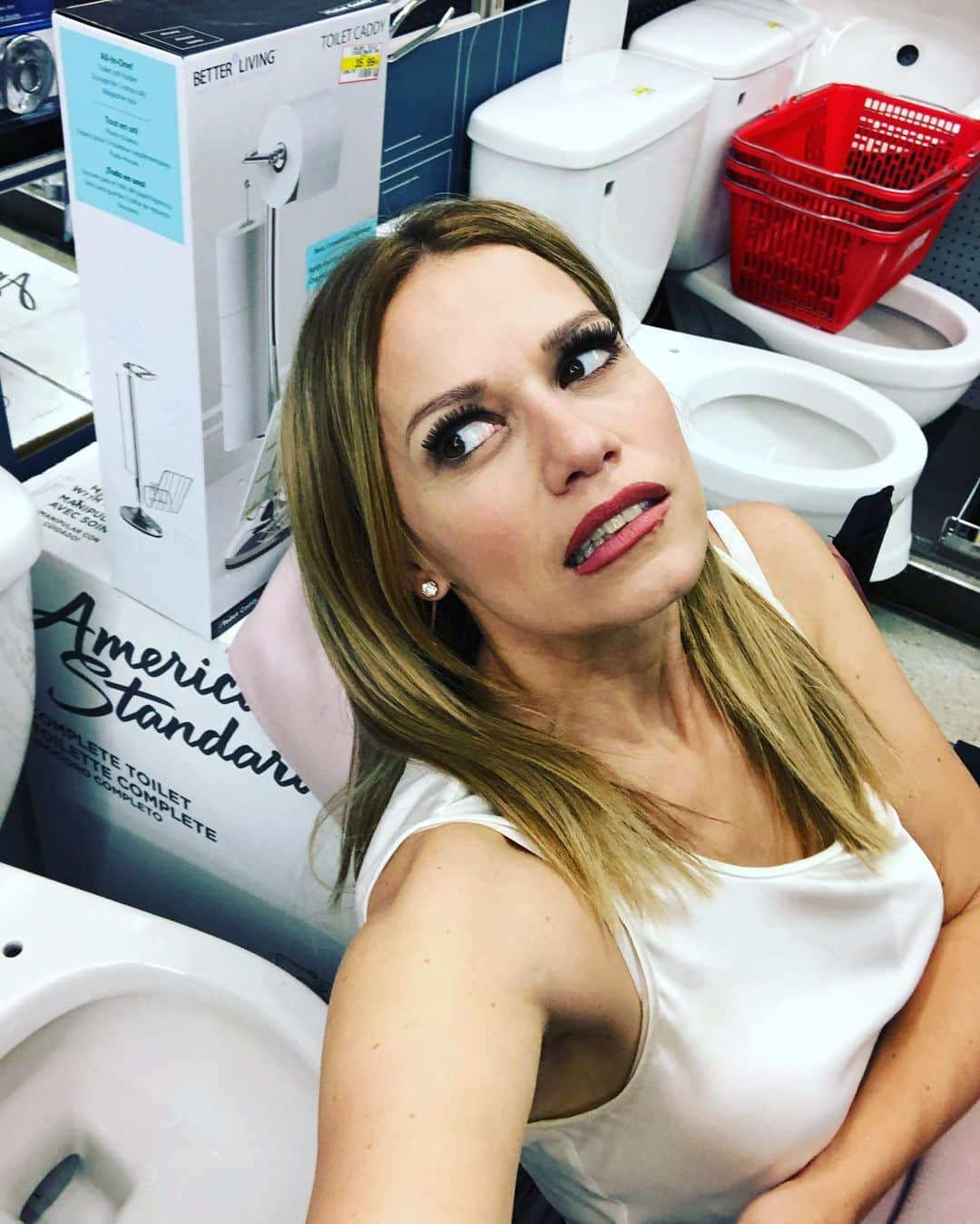 ベサニー・ジョイ・レンツさんのインスタグラム写真 - (ベサニー・ジョイ・レンツInstagram)「My new cast chair」8月21日 8時47分 - joylenz