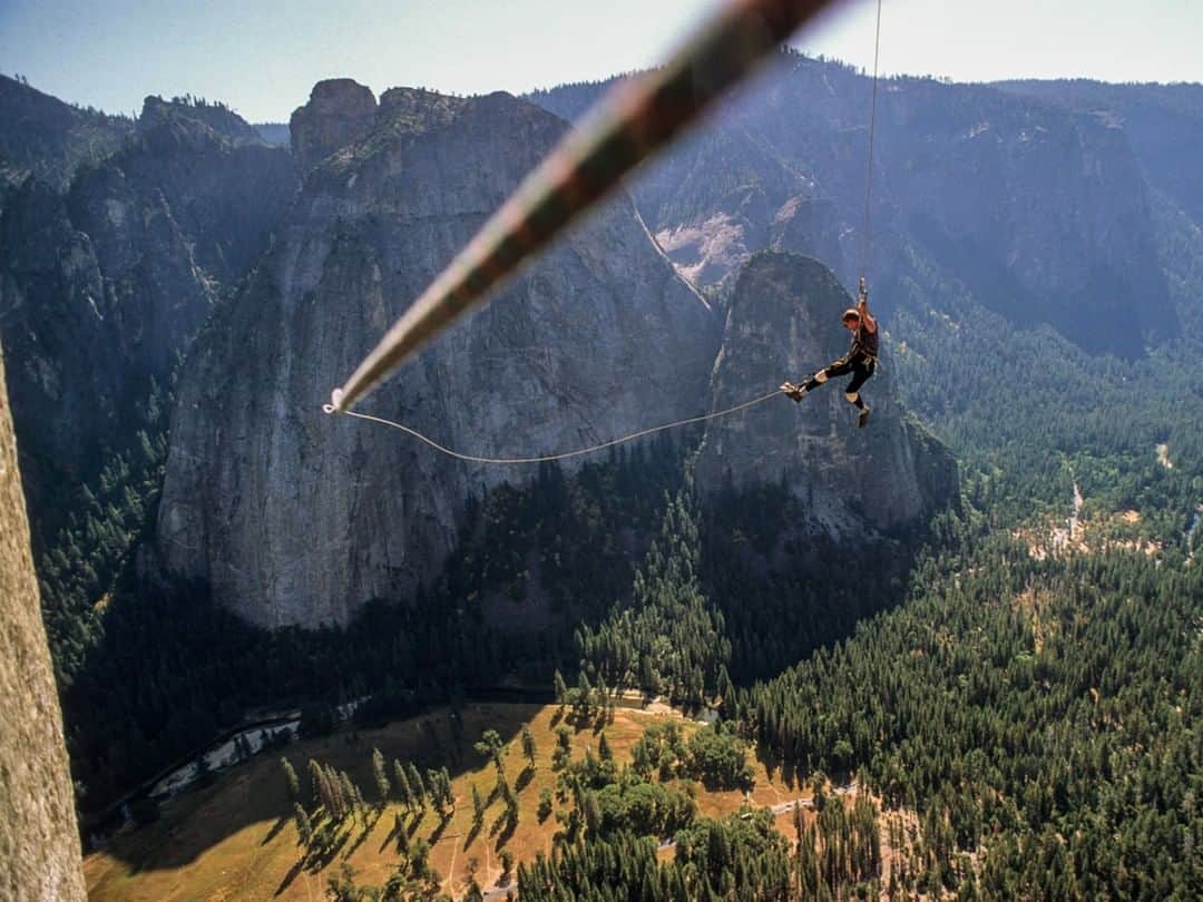 National Geographic Travelさんのインスタグラム写真 - (National Geographic TravelInstagram)「Photo by @bethjwald | One of the country’s oldest and most iconic National Parks, Yosemite draws thousands of climbers every year who test themselves, and their skills, on the massive granite walls. In this photo, a climber cuts loose and swings out over Yosemite Valley during a climb of The Shield, a classic route on the 3000+ foot face of El Capitan.  I made my own pilgrimages to Yosemite National Park as a young climber and my experiences there connecting to the natural world helped form who I am and I am forever grateful that activists like John Muir worked hard to preserve this incredible place. National Parks make available to all the natural wonders and heritage of our beautiful country and are an intrinsic part of the America idea. For more photos of our ancient and modern relationship with nature and of National Parks around the world, follow me at @bethjwald.  #thebestidea #nationalparklove #yosemitevertical #yosemitenationalpark」8月21日 8時55分 - natgeotravel
