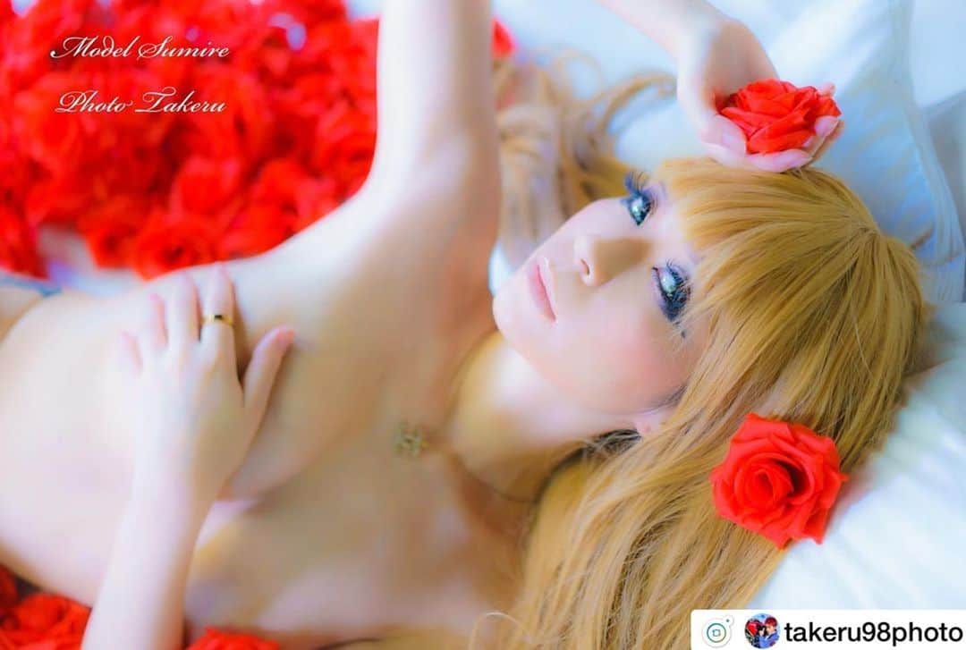 松すみれさんのインスタグラム写真 - (松すみれInstagram)「. . バラを敷き詰めてもらいました🌹✨ 綺麗でしょ( › ·̮ ‹ )♡ . しかしそこは私、これだけでは終わらない····· 実はこの後····· . 🥀🥀🥀 . #大阪遠征 #フリーランスモデル  #ポートレート #薔薇  #写真で伝えたい私の世界 #被写体サーチ  #portraitphotography #rose #modelcitizenmag #modelmagazine_net #splus_cameraclub #art_of_japan_ #bestjapanpics . . #Repost @takeru98photo with @get_repost ・・・ model Sumire  北海道から来てくれたモデルさんと撮影📸 白い素肌と赤いバラがよく似合います🌹  #α7 #zeiss #sumire #model #nude #Art #photoart #photography #portrait #portraitart #グラビア #グラビア撮影 #作品撮り #モデル撮影 #撮影依頼募集中 #芸術家」8月21日 8時56分 - omatsudayo