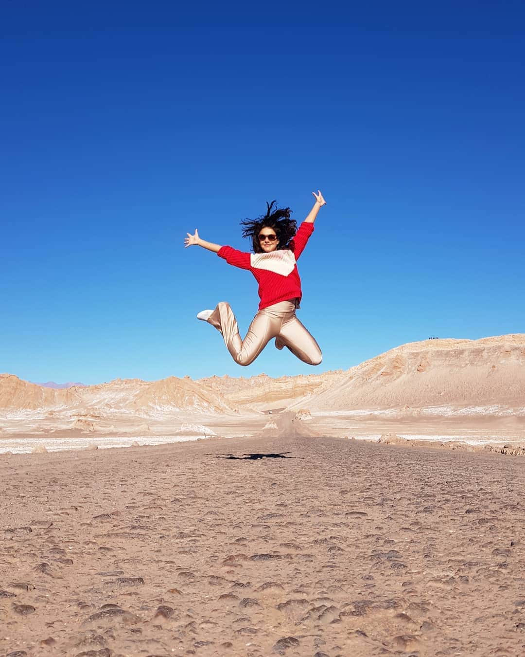 パロマ・バーナーディさんのインスタグラム写真 - (パロマ・バーナーディInstagram)「1,2,3 e Lhama!!! 🤸🏻‍♀️ 🦙🤸🏻‍♀️🦙 Saltar! Extravassar!  Desvendar!  #ValleDeLaLuna #Deserto #Atacama @caminandes_atacama」8月21日 8時52分 - palomabernardi