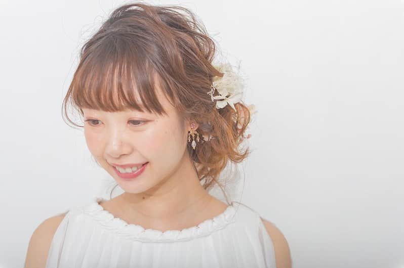のインスタグラム：「洋装ドレスで、後れ毛たっぷりの無造作ヘア💓💫 . ゆるふわな感じがまたたまらなくかわいいです♡ . . . ヘアメイクも指名できます✨ . こだわりのヘアメイクで最高の結婚写真を残しましょう☺️ . . . . . . . .  ヘアメイクCheck▶︎ @minami.t_hm_aqua ✳︎ フォトグラファー▶︎ @r.takeuchi_studioaqua  出張ヘアメイク、指名、承っております☺︎お気軽にお問い合わせください✳︎ ✴︎ #ドライフラワー #ゆるふわヘア #洋装ヘア #ウェディングドレス #2019冬婚  #ウエディングヘア #プレ花嫁 #2019秋婚 #ロケーションフォト  #ブライダルヘア  #後れ毛  #ウェディングフォト #結婚写真 #結婚式準備 #前撮り #ポートレート #カラードレス  #marry花嫁 #美容師 #日本中のプレ花嫁さんと繋がりたい #ヘアセット #ヘアアレンジ #ハーフアップ  #卒花嫁  #オシャレさんと繋がりたい  #dressy花嫁 #プラコレ #世界中のプレ花嫁さんと繋がりたい  #ヘアメイク  @decollte_weddingphoto」