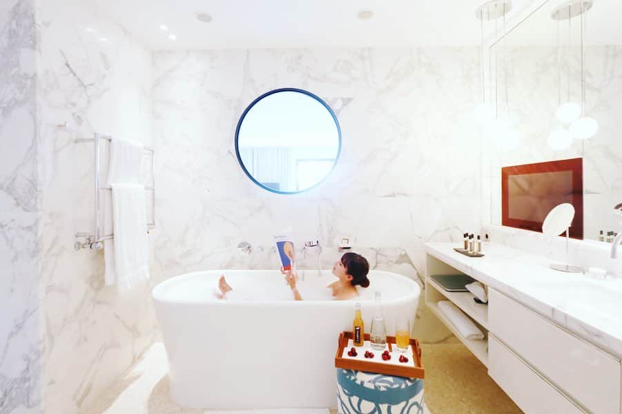 のインスタグラム：「The best bathroom ever of my europe's hotel life 🛁 Stylish tub,hammam in the wide shower room,clean and gorgeous💙 . . . . 今までヨーロッパで宿泊したホテルの中で史上最高に好みのバスルーム🛁！スタイリッシュで機能的で清潔感がずば抜けて素晴らしくとても好きです💙 5年ほど前に訪れたときから全く劣化していないので、10〜3月の休業期間に徹底的にメンテナンスしているのでしょうね。本当に素晴らしいなと感動すら覚えます✨ . . . . #montecarlobeach #montecarlo #luxuryhotels #monaco #relaischateaux #bathroom #bathtime #suiteroom #モナコ #モンテカルロ #バスルーム #バスタイム #ルレエシャトー #旅好き #hotellife #モナコ旅」