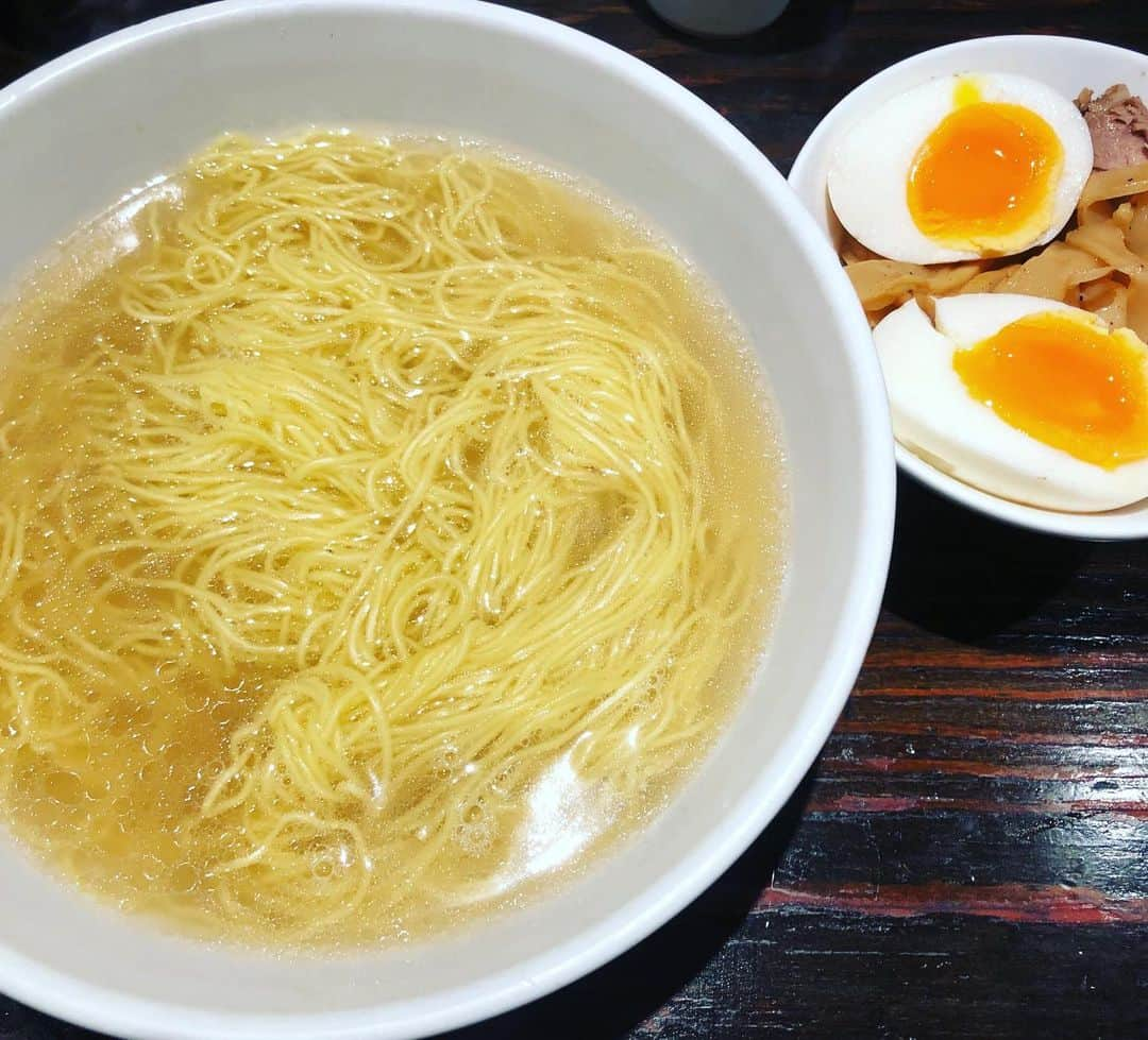 西代洋のインスタグラム：「美味いンスタグラム♪  天然鯛の出汁の塩ラーメン！ ラーメンバカの大将が作る究極の出汁を中心に考えたラーメン♪  人気でも天然の良い鯛が仕入れれた時にしか作らない！！ 鯛から出る上質のお出汁を最大限に堪能する為に メンマ、煮卵、チャーシューは別器！ どんな気持ちでこれを食べたらいいかまず迷う♪  熟成させた細めの麺がスープとの相性抜群！！！ 麺の風味に鯛の風味、そこに麺の喉越しが織り混ざり合い 塩味がキュッとしめてくれる大将にしか出せないラーメン♪  神出鬼没なラーメンなので券売機の天然鯛塩ラーメンのところが光れば即押し必至！！！！ #美味いンスタグラム」