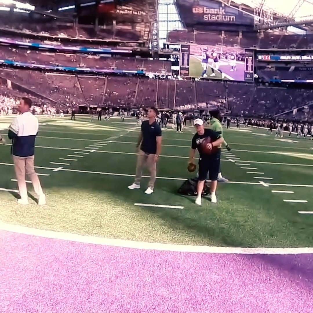 ラッセル・ウィルソンのインスタグラム：「My view ➡️ off to @ccarson_32  and 🏈💨 to @tdlockett12 #GoHawks」