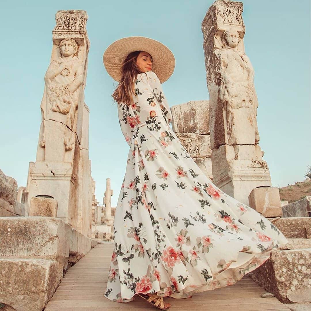のインスタグラム：「Simply breathtaking.  #bucketlist destination in #YumiKim courtesy of @coffeecupsandroses & @_.baobap._  #ykmyway #travel #turkey #romance #naturalbeauty #neverawallflower」