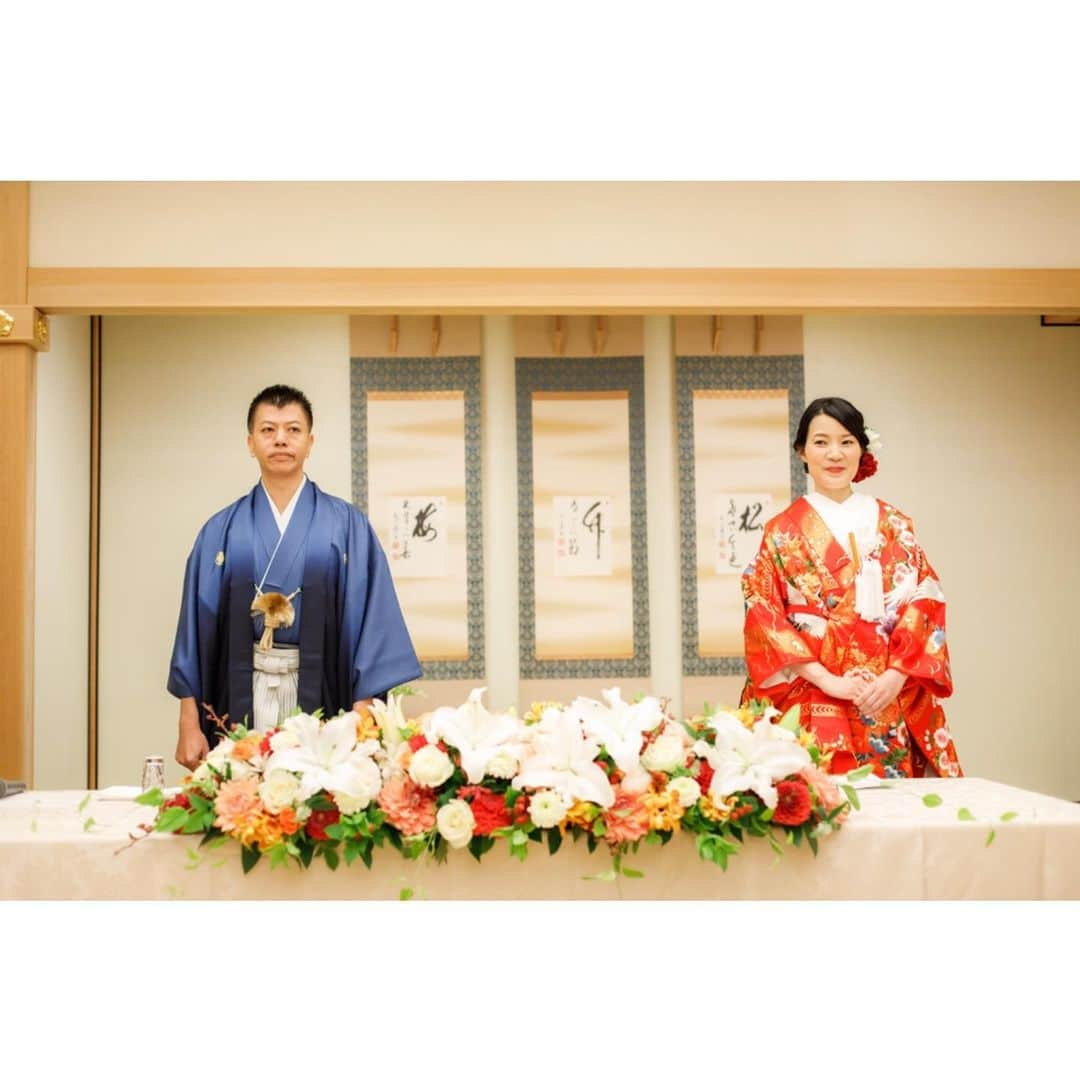 和婚スタイルさんのインスタグラム写真 - (和婚スタイルInstagram)「. 結婚式は白無垢。 会食会でのお披露目は色打掛にされる方が多いです♩ 雰囲気がグッと変わります.·˖*✩⡱ . @wakonstyle  #和婚スタイル  #神社婚 #和婚 #和装 #色打掛  #白無垢 #角隠し #ウェディングフォト #ブライダルフォト #ロケーションフォト #前撮り #和装ヘアスタイル #神前式 #関西花嫁 #関東花嫁 #九州花嫁 #神前式挙式 #結婚式 #ウェディング #2019春婚 #2019夏婚 #2019秋婚 #2019冬婚 #日本中のプレ花嫁さんと繋がりたい #weddingphotography #会食会 #会食」8月21日 9時02分 - wakonstyle