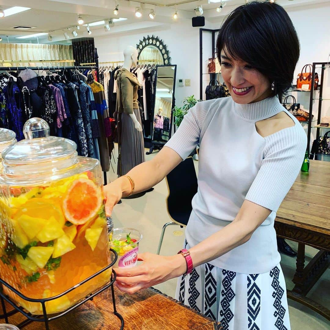 望月理恵さんのインスタグラム写真 - (望月理恵Instagram)「グレースコンチネンタルの 展示会へ。  服見てるの、幸せです。 秋冬をイメージしながらの試着。 お気に入りのコートも見つけました❣️ 暑くて、おしゃれ水たくさん飲みました ご馳走さまでした😆 #gracecontinental #展示会 #困った時のグレースコンチネンタル #必ず可愛いのが見つかる #もう秋は近い #服が好き」8月21日 9時02分 - mochiee28