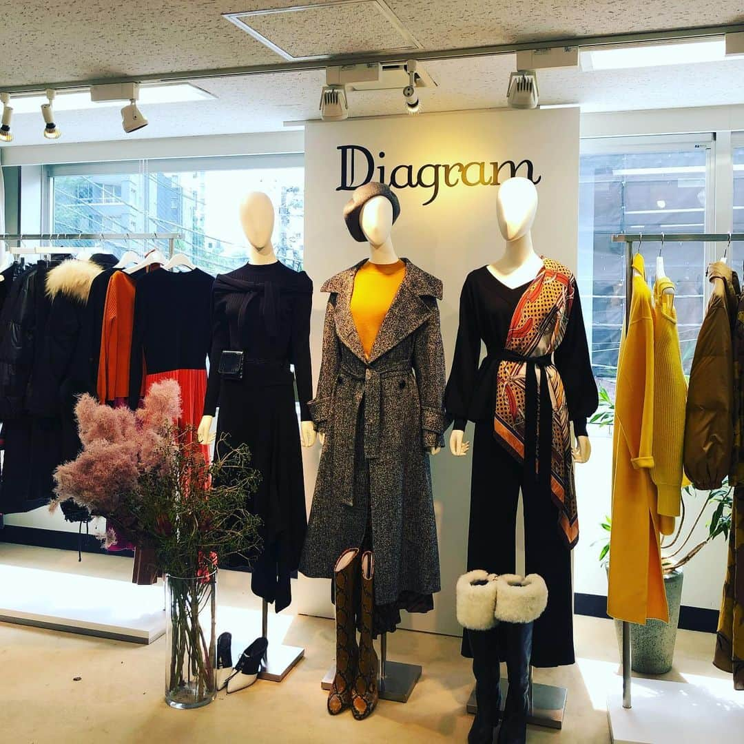 望月理恵さんのインスタグラム写真 - (望月理恵Instagram)「グレースコンチネンタルの 展示会へ。  服見てるの、幸せです。 秋冬をイメージしながらの試着。 お気に入りのコートも見つけました❣️ 暑くて、おしゃれ水たくさん飲みました ご馳走さまでした😆 #gracecontinental #展示会 #困った時のグレースコンチネンタル #必ず可愛いのが見つかる #もう秋は近い #服が好き」8月21日 9時02分 - mochiee28