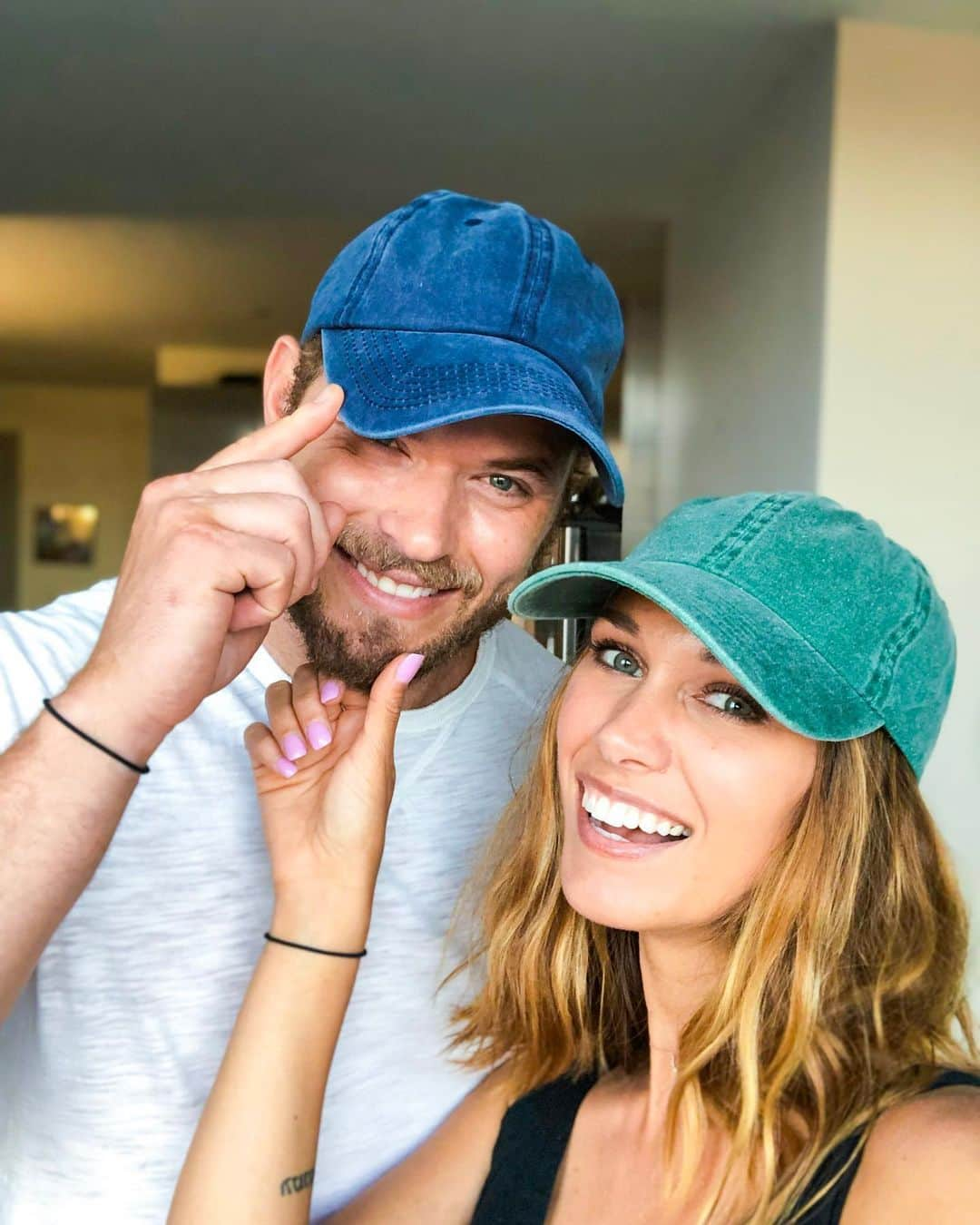 ケラン・ラッツさんのインスタグラム写真 - (ケラン・ラッツInstagram)「Hats to match our eyes 😉」8月21日 9時03分 - kellanlutz