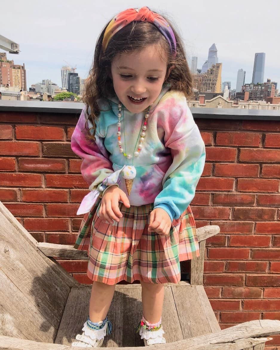ダニジョーのインスタグラム：「MARGAUX’S PICK 🍭🌈🦄✨ Shop our #minimuse Margaux’s favorite necklace #dannijogirls」