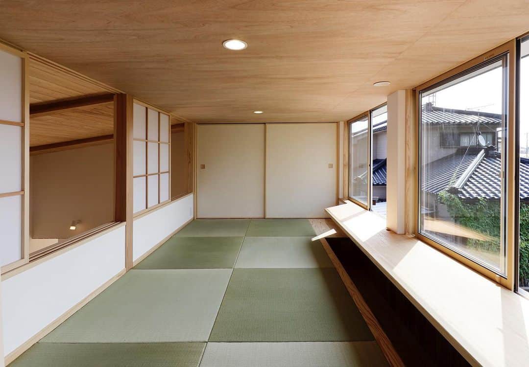 Yasuhiro Arimuraさんのインスタグラム写真 - (Yasuhiro ArimuraInstagram)「ロフトスペースに設けた掘りごたつ式の書斎スペース。畳が敷いてあるので寝転がったり、ゴロゴロしたりと居心地抜群の空間です！ ---------------------------------------------------- more photos... 👉 @yasuhiro.arimura ---------------------------------------------------- #住まいず #注文住宅 #マイホーム #インテリア #新築 # #収納 #建具 #interior #工務店 #マイホーム計画 #自然素材 #可動棚  #house #design #デザイン #architecture #暮らし #無垢材 #家づくり #階段 #木の家 #霧島市 #設計 #住まい #鹿児島 #お家 #나무집 #instahouse #sumais #書斎」8月21日 9時06分 - yasuhiro.arimura