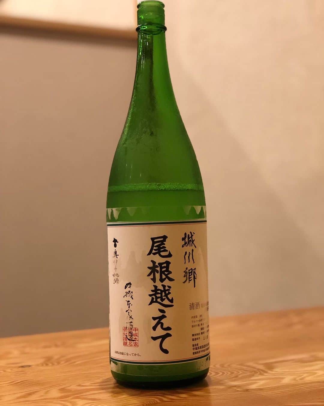 居酒屋やぐらのインスタグラム：「. 『居酒屋やぐら』 ～八幡山駅から徒歩3分～ URLはこちら⇒（@yagura__official） ------------------------------------------------ 尾根越えて『城川郷』 梨やリンゴを思わせるやや華やかで甘い香りが印象的✨ スッキリした飲み口、そして今期は特にジューシーでありながら 透明感のあるクリアなコクが柔らかく広がります🍶 . 丁寧な火入れにより生に近いフレッシュさも保ちつつ、 低めのアルコール度数もあり柔らかく飲める仕上がりです💕 ------------------------------------------------ #東京 #八幡山 #居酒屋やぐら #居酒屋 #創作 #宴会 #歓送迎会 #女子会 #酒場 #串焼き #地酒 #酒 #落ち着く空間#food #foodstagram #飲食店 #デート #おいしい #杉並区#刺身 #ビール #美味しい #深夜営業 #焼酎 #お刺身 #お酒 #尾根超えて #城川卿」