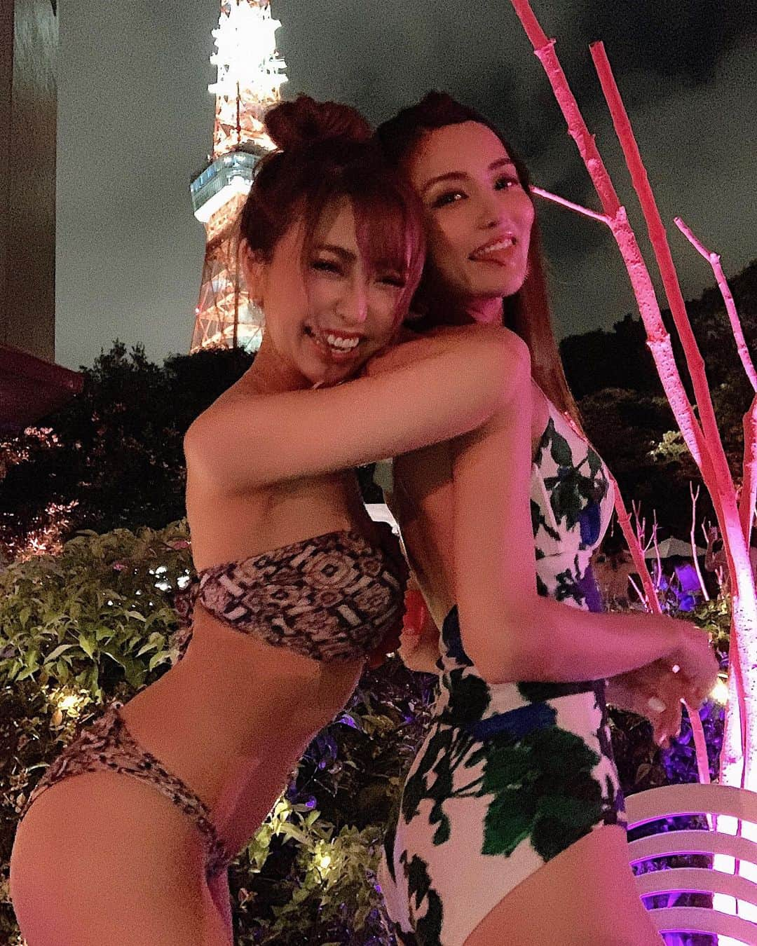 春咲ひなたさんのインスタグラム写真 - (春咲ひなたInstagram)「👙🖤 なんで一緒に居ると くっついちゃうんだろ…💓w . この写メ自然で好き📸 #爆笑 . #戦友#親友#アジアンクラブ#キャバ嬢#元キャバ嬢#友達#ともだち#友達は財産#友達って最高#仲良し#女子力#女子力向上委員会#お出かけ#休日#おでかけ情報#お出かけスポット#水着#ビキニ#ナイトプール」8月21日 9時21分 - hinatanuki