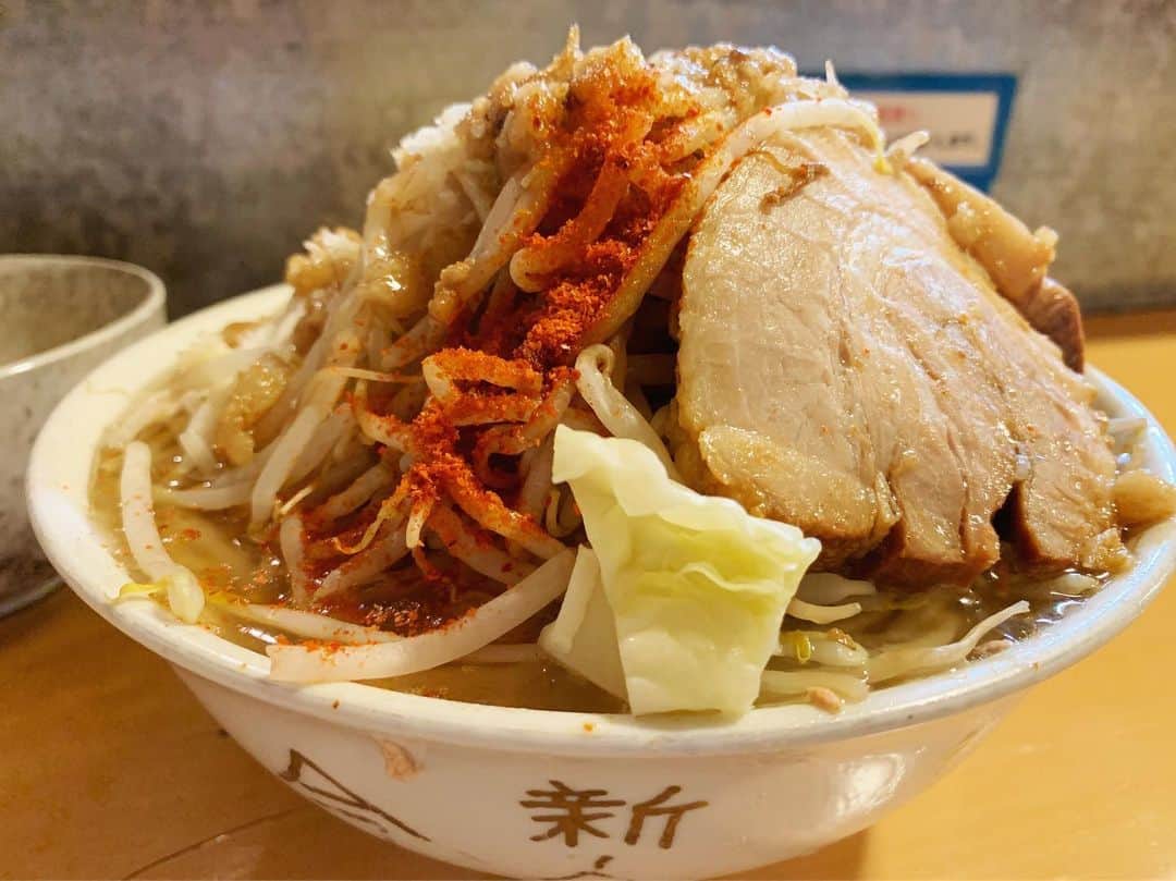 SUSURUさんのインスタグラム写真 - (SUSURUInstagram)「【告知】 8/25（日）は秋田県にて開催されるおおまがり大ラーメンフェスタに参加します！皆様のご来場をお待ちしてます🍥  そんなわけで本日は京都を代表する富士丸系！ ラーメンと汁なしのみという漢のメニュー構成。動物の旨味溶け込んだ醤油とゴワワシ太麺が美味すぎるッ🐷 安定の味付きアブラも一緒に。麺と絡めてすすれば旨さブーストで最高でした🍥 #susuru_tv #1348日目 #地球規模で考えろ #伏見本店 #伏見 #京都 #ラーメン #ニンニクアブラ #うまい  #ラーメン #らーめん #ramen #ラーメン部 #ramennoodles #毎日ラーメン生活 #麺スタグラム #japaneseramen #japanramen #foodstagram #foodie #noodles #instanoodle #instaramen #instafood #富士丸系ラーメン #京都ラーメン」8月21日 9時15分 - susuru_tv