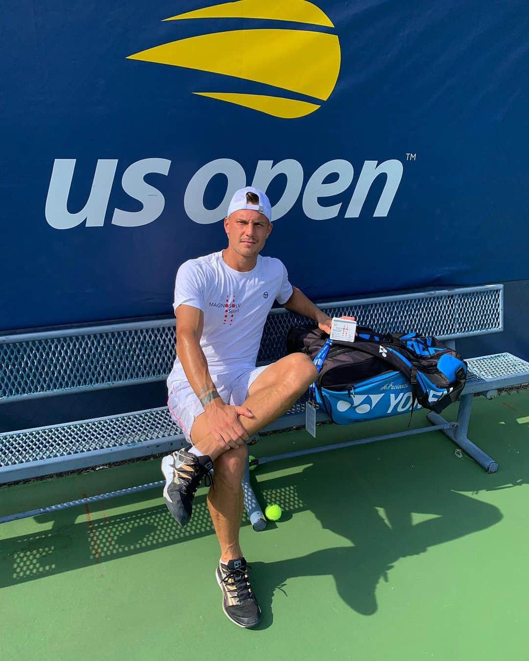 マートン・フチョビッチさんのインスタグラム写真 - (マートン・フチョビッチInstagram)「A tavalyi Djokovic elleni meccs tapasztalatát is felhasználva az idén a legnagyobb melegben, fojtogató párás időben is edzem a US Open helyszínén. Vasárnap @rogerfederer tegnap @felixaliassime és @lacidj_95 , ma @robertobautistaagut  volt a háló másik oldalán.  Tudom, minden apró részletre figyelni kell, rengeteg minden múlik egy-egy mozdulaton...mind a pályán, mind a pályán kívül. #egyetlenmozdulat #MagnosolvSport #magnézium #szponzorálttartalom」8月21日 0時28分 - fucsovicsmarci