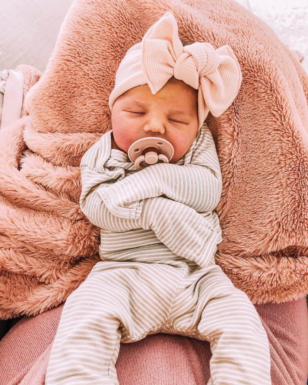 Aspyn Ovard Ferrisさんのインスタグラム写真 - (Aspyn Ovard FerrisInstagram)「My sweet baby 💕 Born on 8.17.19 at 6:15 pm, weighing 6 lbs 13 oz! 2 weeks early and about 7 hours of labor, she is everything I ever dreamed of!!! 👶🏼」8月21日 0時27分 - aspynovard