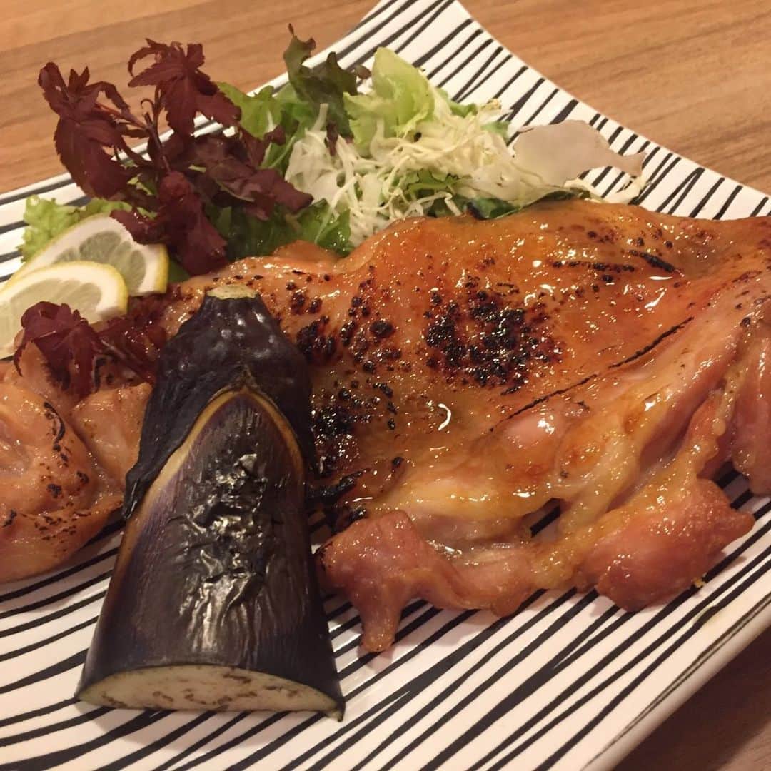 鶏魚 谷町のインスタグラム：「鶏魚です！しーちゃんです🎶 お盆休みはゆっくり出来たでしょうか？ 今日はお盆休みが終わった、あるいはなかったというお客様で賑わいました*\(^o^)/* コース予約も受け付け中♡ #コース予約 #受け付け中 #鶏魚 #大阪 #谷町四丁目 #駅近 #セルフ飲み放題 #地域最安値 #コース #座敷 #個室 #貝盛り放題 #ガンガン焼き #あさり #はまぐり #ホンビノス貝 #牡蠣 #さざえ #飲み会 #女将」