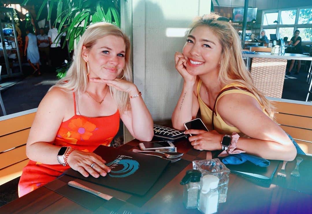 アリソン・リーのインスタグラム：「Just a pic of me and barfy girl」