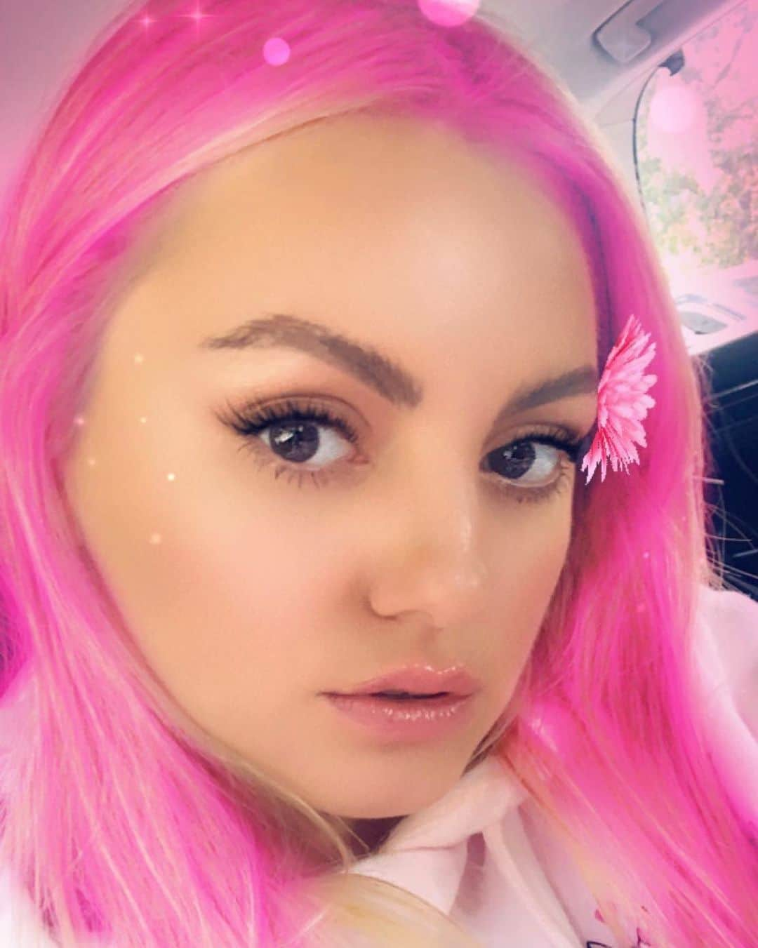 アレクサンドラ・スタンさんのインスタグラム写真 - (アレクサンドラ・スタンInstagram)「Should I dye my hair pink or not? 💖🦄🌈」8月21日 0時33分 - alexandrastan