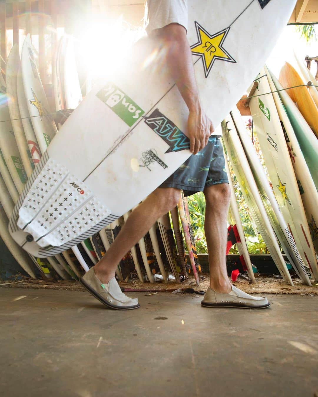 サヌークさんのインスタグラム写真 - (サヌークInstagram)「@MattMeola, frequent flier, fish whisperer, creature of comfort. Prep stretching before stepping out for a shred in his beloved Sidewalk Surfers…Men's Hemp in natural. #SanukSidewalkSurfers #Sanuk #SmilePassItOn」8月21日 0時34分 - sanuk