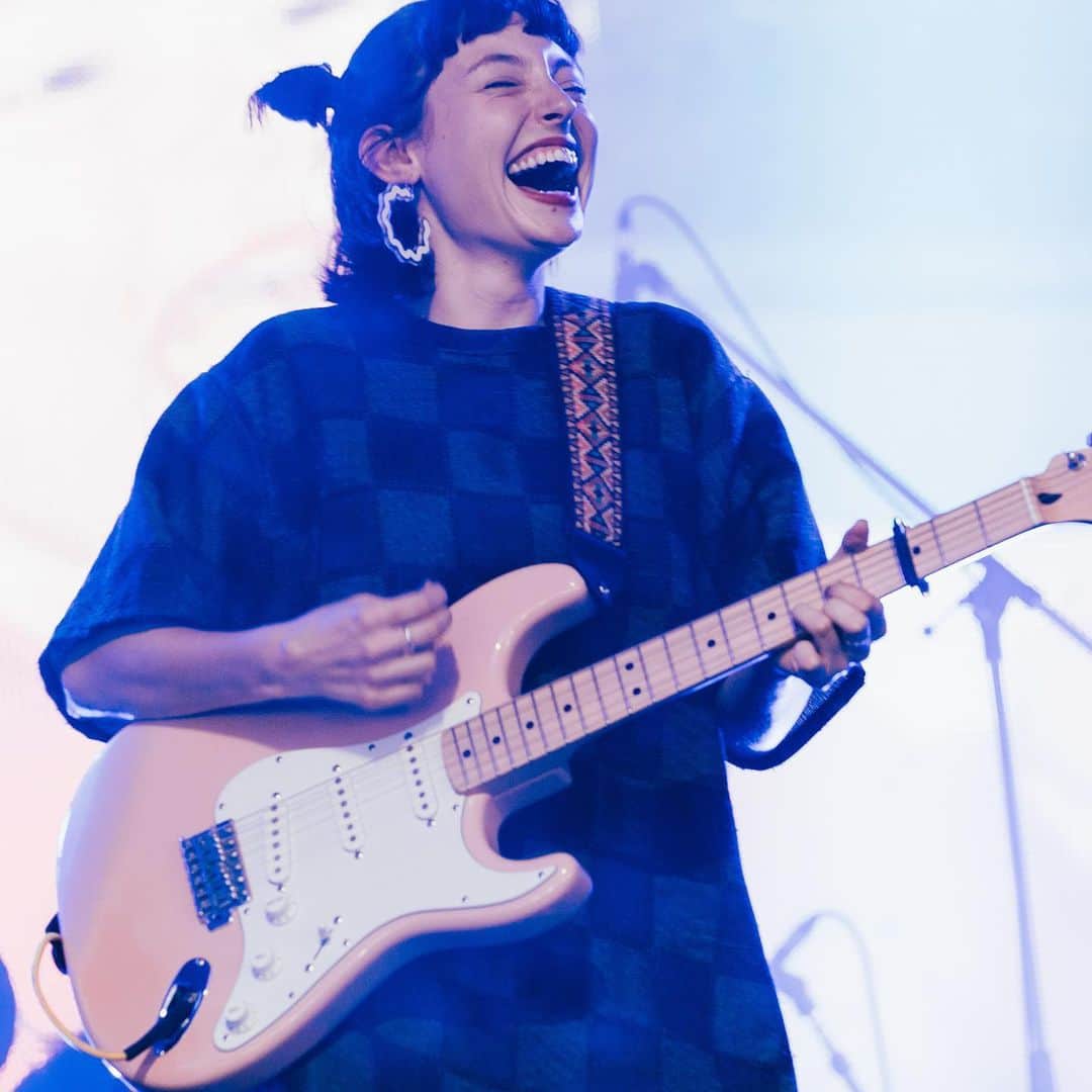 のインスタグラム：「📸STELLA DONNELLY JULY 28 SUN - RED MARQUEE . Photo by @taiokonishi  #stelladonnelly #fujirock #fujirockfestival #フジロック」