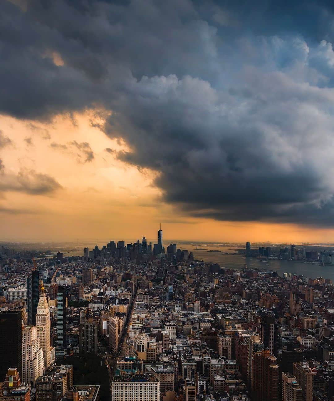 Empire State Buildingさんのインスタグラム写真 - (Empire State BuildingInstagram)「When’s the perfect time to take a photo of/from the #EmpireStateBuilding? 🤔 . Be sure to watch the weather – while sunny skies are great, what you can capture during a storm-front can be incredible! 🌦 . Tap bio link to enter your shot into our 2019 photo contest. 👆 . 📷: @mwaterhouse」8月21日 0時46分 - empirestatebldg