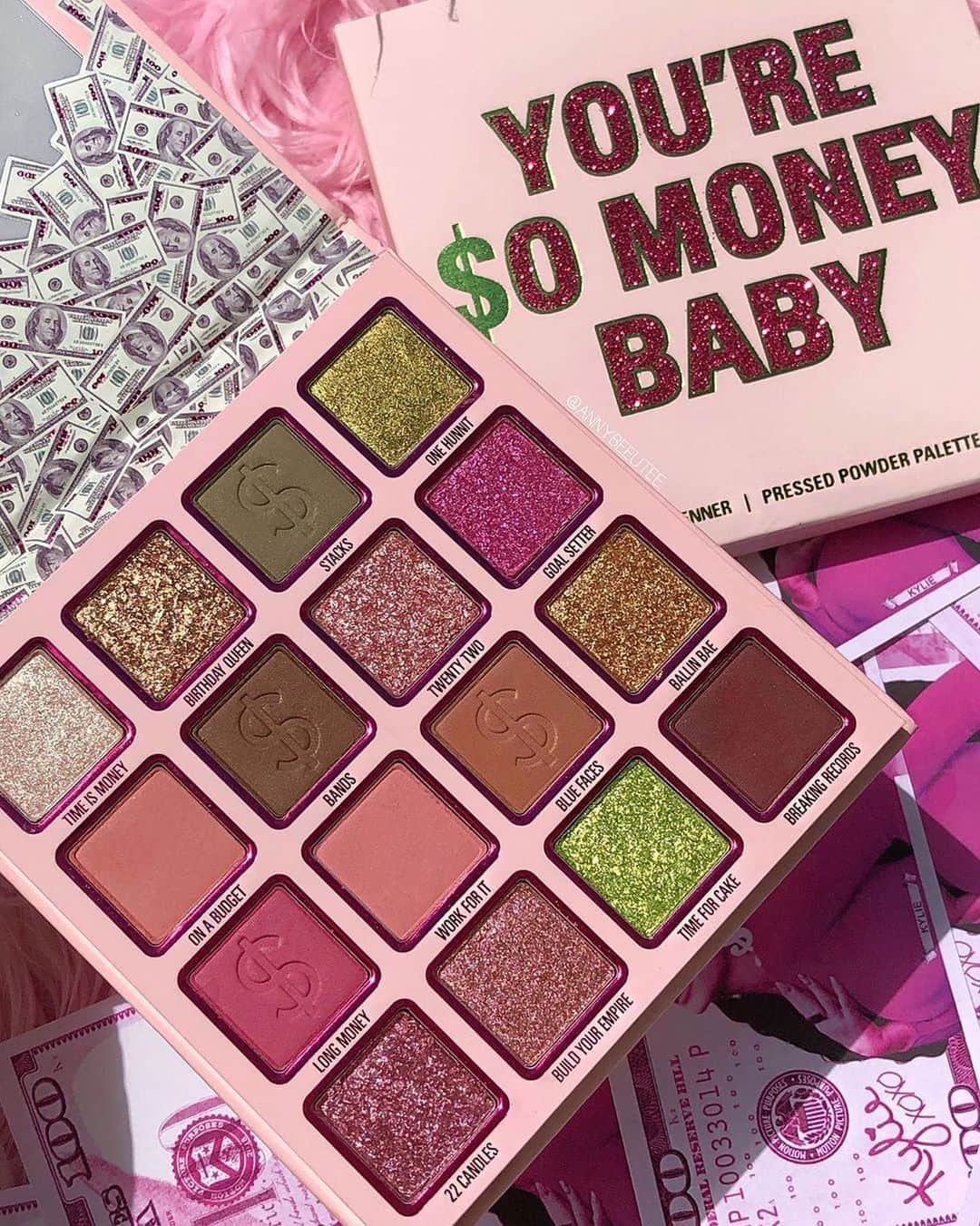 Kylie Cosmeticsさんのインスタグラム写真 - (Kylie CosmeticsInstagram)「You’re So Money Baby 💰 comment which shade is your favorite! ⬇️ cute birthday palette pic by @annybeeutee 💕」8月21日 0時46分 - kyliecosmetics