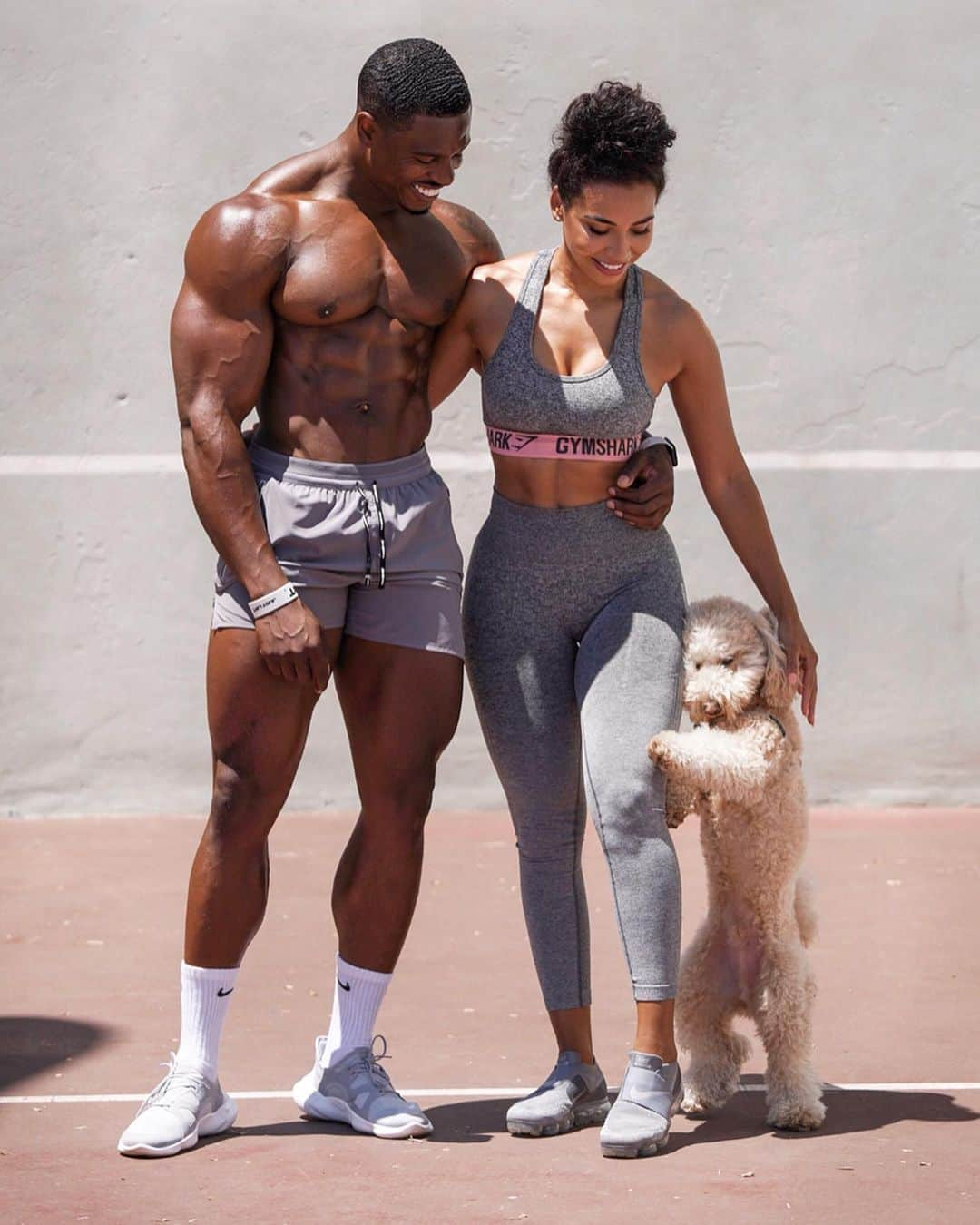 Simeon Pandaさんのインスタグラム写真 - (Simeon PandaInstagram)「‘You guys left me out of the workout, but I’m getting in on this pic!’ 😅🤷🏾‍♂️ ⁣ The plyometric follow along cardio routine with @chanelcocobrown directed by @mrcodybear 😏 will be up early next week, don’t miss it. Click the link in our bios to SUBSCRIBE 👆🏾⁣⁣ ⁣⁣ 📸 by @jakecotreau⁣⁣ ⁣⁣ FREE diet tips and training routines, or download programs at SIMEONPANDA.COM⁣⁣⁣⁣」8月21日 0時55分 - simeonpanda