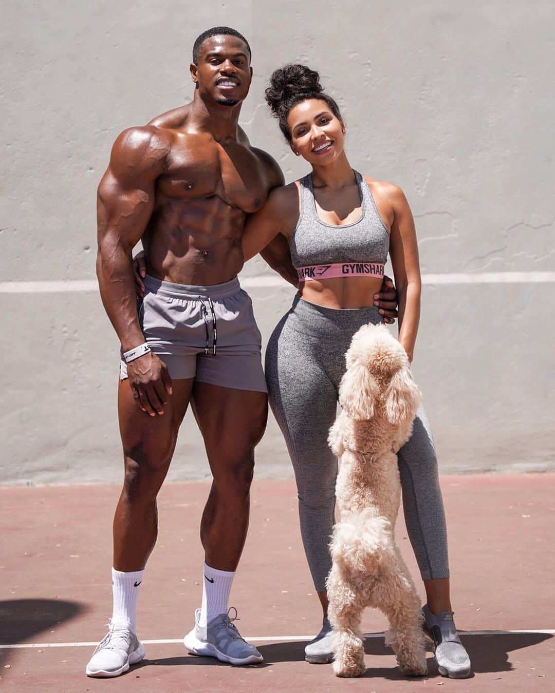 Simeon Pandaさんのインスタグラム写真 - (Simeon PandaInstagram)「‘You guys left me out of the workout, but I’m getting in on this pic!’ 😅🤷🏾‍♂️ ⁣ The plyometric follow along cardio routine with @chanelcocobrown directed by @mrcodybear 😏 will be up early next week, don’t miss it. Click the link in our bios to SUBSCRIBE 👆🏾⁣⁣ ⁣⁣ 📸 by @jakecotreau⁣⁣ ⁣⁣ FREE diet tips and training routines, or download programs at SIMEONPANDA.COM⁣⁣⁣⁣」8月21日 0時55分 - simeonpanda