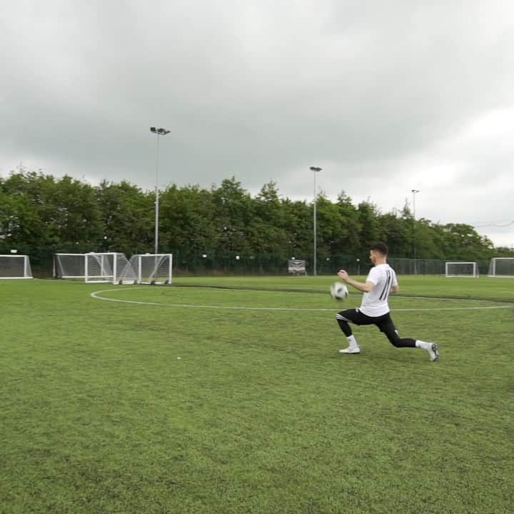F2Freestylersのインスタグラム：「😱😱 THE KNEE TOUCH 😱😱」