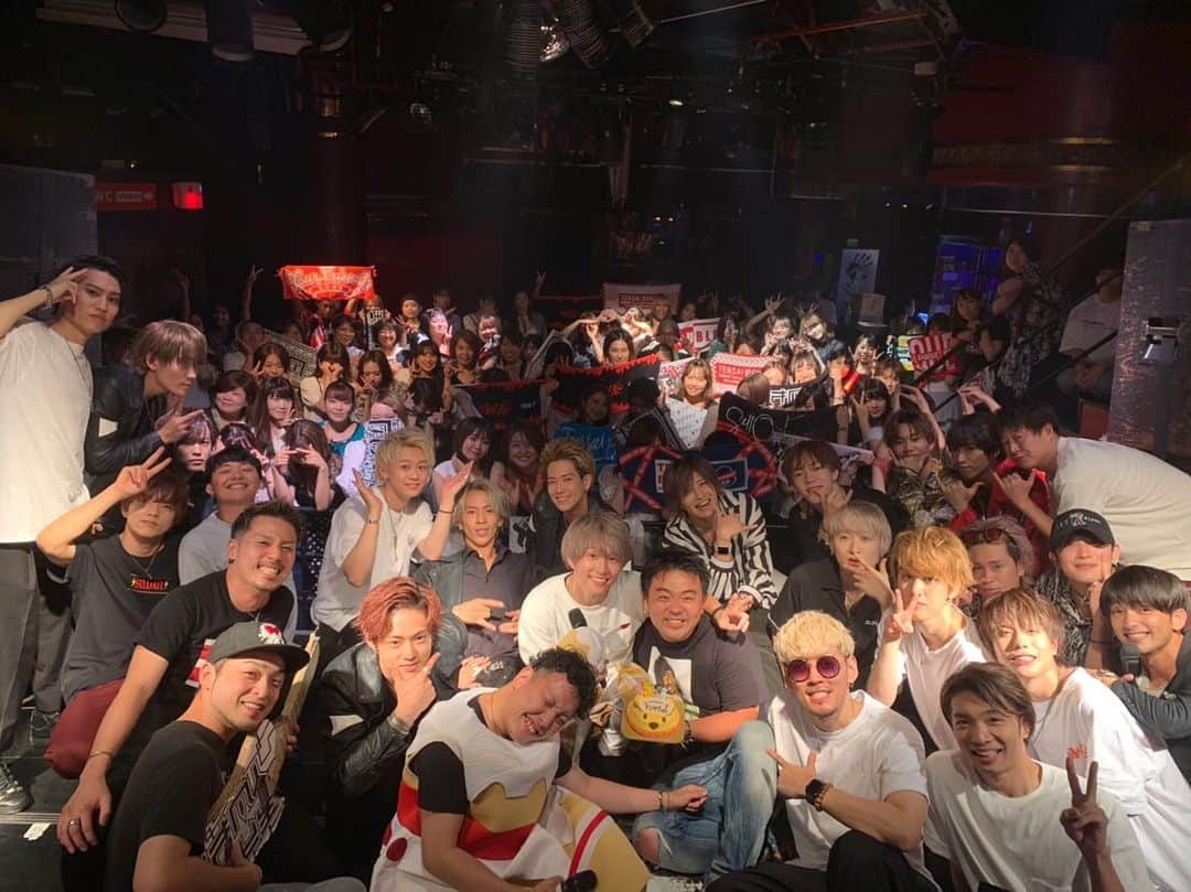 のインスタグラム：「おめでとうプラス感謝です！  一つのシーンを作りあげるとしやさん‼️ ほんとリスペクトです！  久しぶりの仲間達との共演もほんと嬉しかったなー😄  1日目、最高でした😄 としやさんおめでとう。 ライブ見てくれた皆さんありがとう😊」