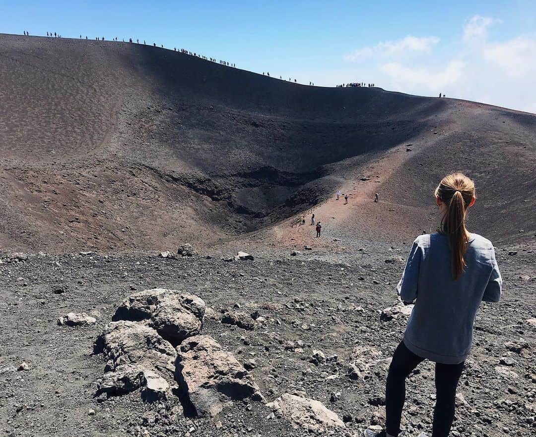 アガタ・クリゲルのインスタグラム：「The floor is lava 🙊 #Sicily #Italy #Etna #volcano #polishgirl #polskadziewczyna #vsco #vscocam」