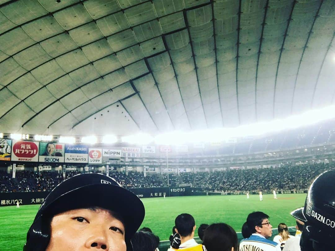 あれ慎之助さんのインスタグラム写真 - (あれ慎之助Instagram)「イースタンも楽しい✨✨✨ #巨人 #ジャイアンツ #giants #イースタン #2軍 #東京ドーム #2軍の選手もすごいなーと思ったけどやはり1軍にずっと居続けることができてる選手はもっとすごいんだなぁーとしみじみ思う #すげー頑張れと思う #お目当てはやっぱり片岡コーチ #片岡治大 コーチ #片岡コーチも村田コーチも1軍で見たい #エキサイトのヘルメットはやっぱり小さい」8月21日 0時53分 - areshinnosuke