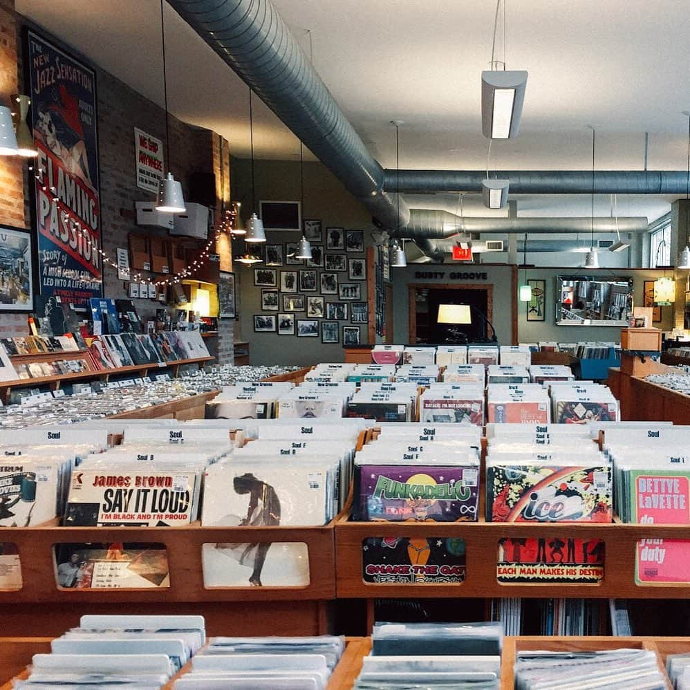 Red Bull Music Academyのインスタグラム：「Dusty Groove ⠀⠀⠀⠀⠀⠀⠀⠀⠀ This one-stop rare groove destination has been serving Chicago for more than 20 years. ⠀⠀⠀⠀⠀⠀⠀⠀⠀ #DustyGroove #RecordStore #RecordShop #RecordCollector #VinylRecords #RBMA ⠀⠀⠀⠀⠀⠀⠀⠀⠀ 📷: @chairmanmaonyc」