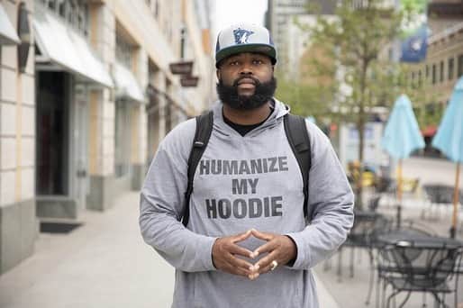 ジョン・レジェンドさんのインスタグラム写真 - (ジョン・レジェンドInstagram)「Meet Jason Sole. He is the co-Founder of @HumanizeMyHoodie, a project that helps in de-stigmatizing clothing trends associated with Black and Indigenous People of Color. Learn about his organization and donate to Humanize My Hoodie, link in bio. #CantJustPreach」8月21日 1時02分 - johnlegend
