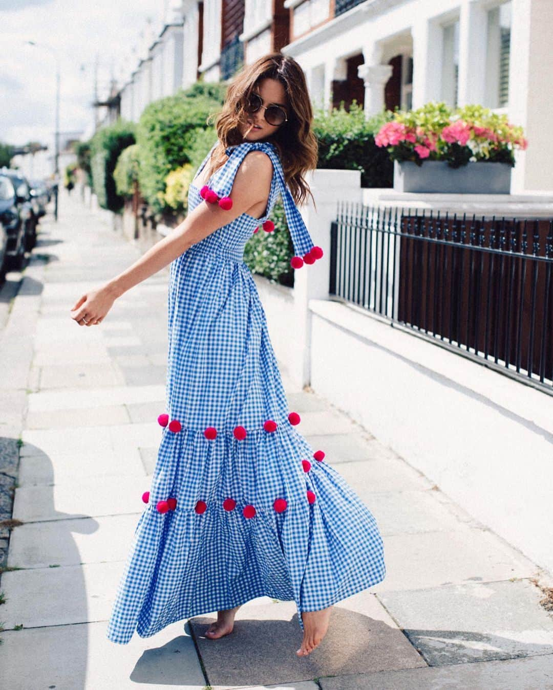 アレクサンドラ・フェルステッドさんのインスタグラム写真 - (アレクサンドラ・フェルステッドInstagram)「☀️’s out which means I get to get this gorgeous little summer dress out! @socfashionofficial 💙 #gifted ( yes I washed my feet IMMEDIATELY ) !!!! 😂😂😂」8月21日 1時07分 - binkyfelstead