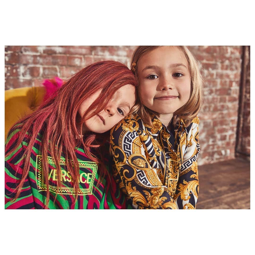 ジャンニヴェルサーチさんのインスタグラム写真 - (ジャンニヴェルサーチInstagram)「The Savage Barocco and Zebra print are featured in the new #VersaceFW19 Collection for kids. Find out more at the link in bio. _ Styled by: Allegra V. Beck Photographer: @ianboddy」8月21日 1時08分 - versace