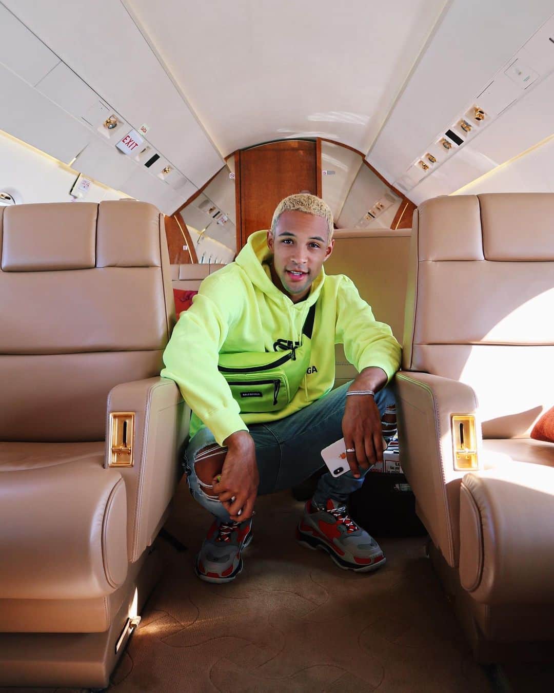 SIMON DESUEのインスタグラム：「Its my Birthday 🥳 Endlich 18. Hatte ne echt nice Bday Nacht in Paris und Shoppingtag sowieso🙌🏼 Danke für all eure Glückwünsche. Auf gehts zurück nach Hamburg! 🛩🔥 #paris #falcon2000」