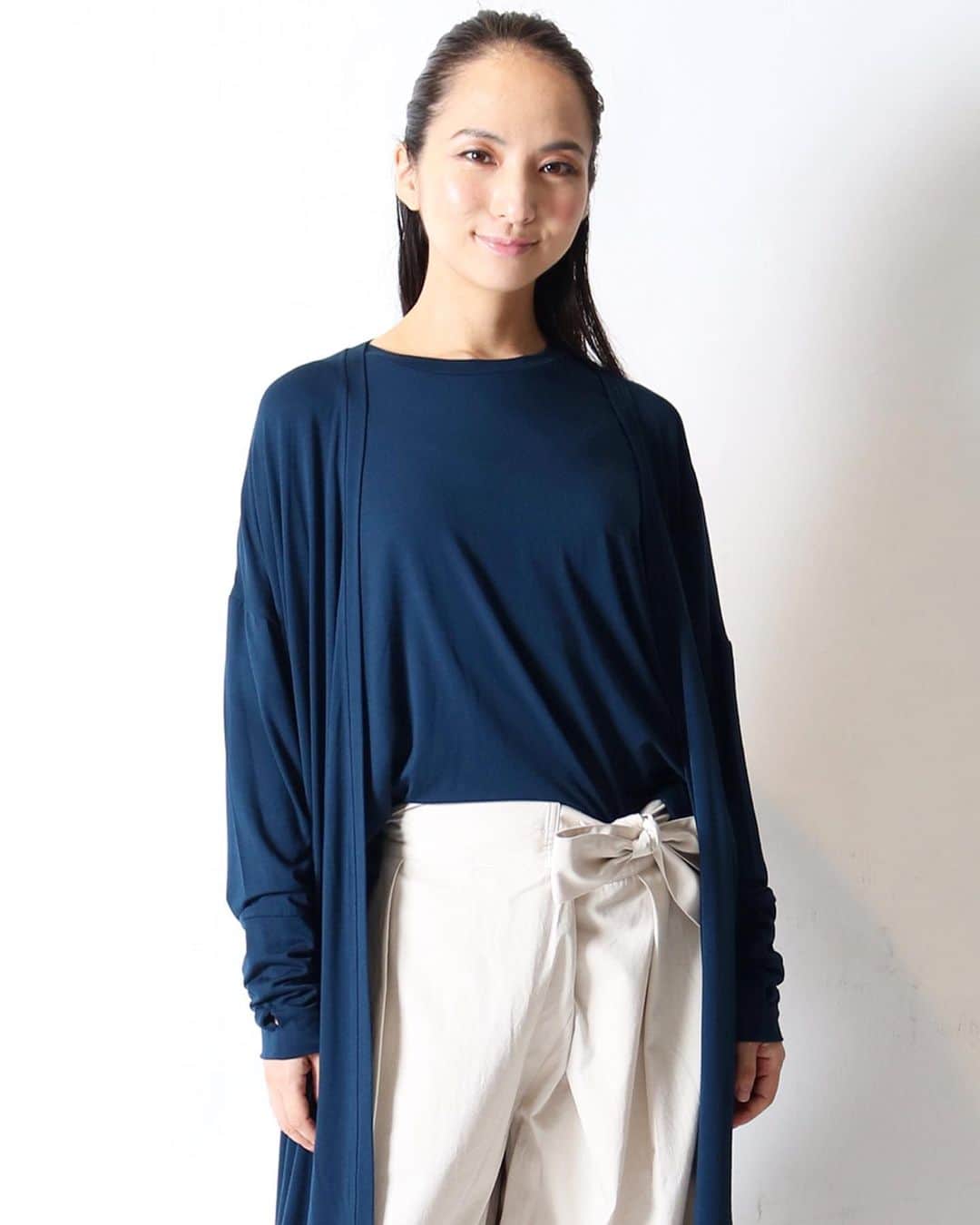 芥川舞子のインスタグラム：「【GLAZ respirer × 芥川舞子 コラボウェア誕生話③ 〜ロングガウン編〜】 ・ ・ ＊誕生話①②は前記事より。 ・ 今日はガウンのご紹介です。 ・ ヨガをするうえで必要な機能性は当たり前に持ち備えることを目標につくったコラボウェア。 今回は、私の経験だけでなく身近な生徒さんたちにもヒアリングし、さまざまな年代や背景を持つ人の考えを取り入れました。 ・ その中で挙がったのが、「そういえばヨガウェアでアンサンブルってあまり無いよね」という話でした。 ・ 体温調節のために羽織ものが欲しいけど、パーカーは仰向けポーズでフードが邪魔になったり、普通の長袖カットソーなどはいちいち被るのに着脱が面倒だと感じたり... ・ そんな中でサッと羽織れて、しかもインナーと同じ生地で作られている、セットで着用できるアンサンブルがあったら、とても良いのではないかと思い至りました。 ・ まず、ガウンを着たままでもヨガが出来るように、袖にはフィンガーホールをつけて腕を上げる動作をしてもめくれにくくしています。【写真4枚目】 ・ また、わざと大きめなドルマンスリーブに仕立てたことで、インナーのサイズ感に悩まずにどんなものの上にも羽織りやすいです。 ・ そして、少し暑かったりすると袖をまくって手首を出したいなんて気分の時もありますよね。そんな時のために袖をかなり細目に仕立てたので、まくっても落ちてこないのも嬉しいポイントです。【写真5枚目】 ・ 最後に、紐ベルトで前を閉めて結べば、逆さまのポーズを行なっても裾がめくれにくいです。【写真6枚目】 ・ これで体調や環境に合わせて体温調節できるので、とても安心だし健康的です！ ・ 素材は吸水速乾に優れているのはもちろん、着心地が良く、さらにたたんで持ち運んでもシワになりにくい素材を選びました。 ・ 年代を問わず幅広く着られるカラーもポイントです。 ・ ・ カラー：ネイビー (バーガンディと2色展開) ・ ・ 🛒購入方法🛒 購入するには、2パターンの方法があります。 ①オンライン購入 ②【YOGA JAPAN】会場内にて限定販売 *①ですと遠方の方もサイトから購入できます。しかし先行予約サイトはまだオープンしていませんので、追って詳細をお知らせするかたちとなります。 *②は8/23(金)〜8/25(日)に開催されるヨガイベント 【 @yogajapan.jp 】の会場内にて直接購入できます。 確実に購入したい方は②の購入方法をおすすめいたします。 ・ ・ ⭕️購入特典⭕️ 芥川舞子による特別ヨガレッスンご招待❣️ 日時：9/23(祝・月)午後(詳細は後日)  場所：新宿タカシマヤ ・ ・ 詳細はこちら 🔗 https://glaz-respirer.tokyo/maiko-akutagawa.html または @glaz_respirer_japan プロフィール欄リンク先より」