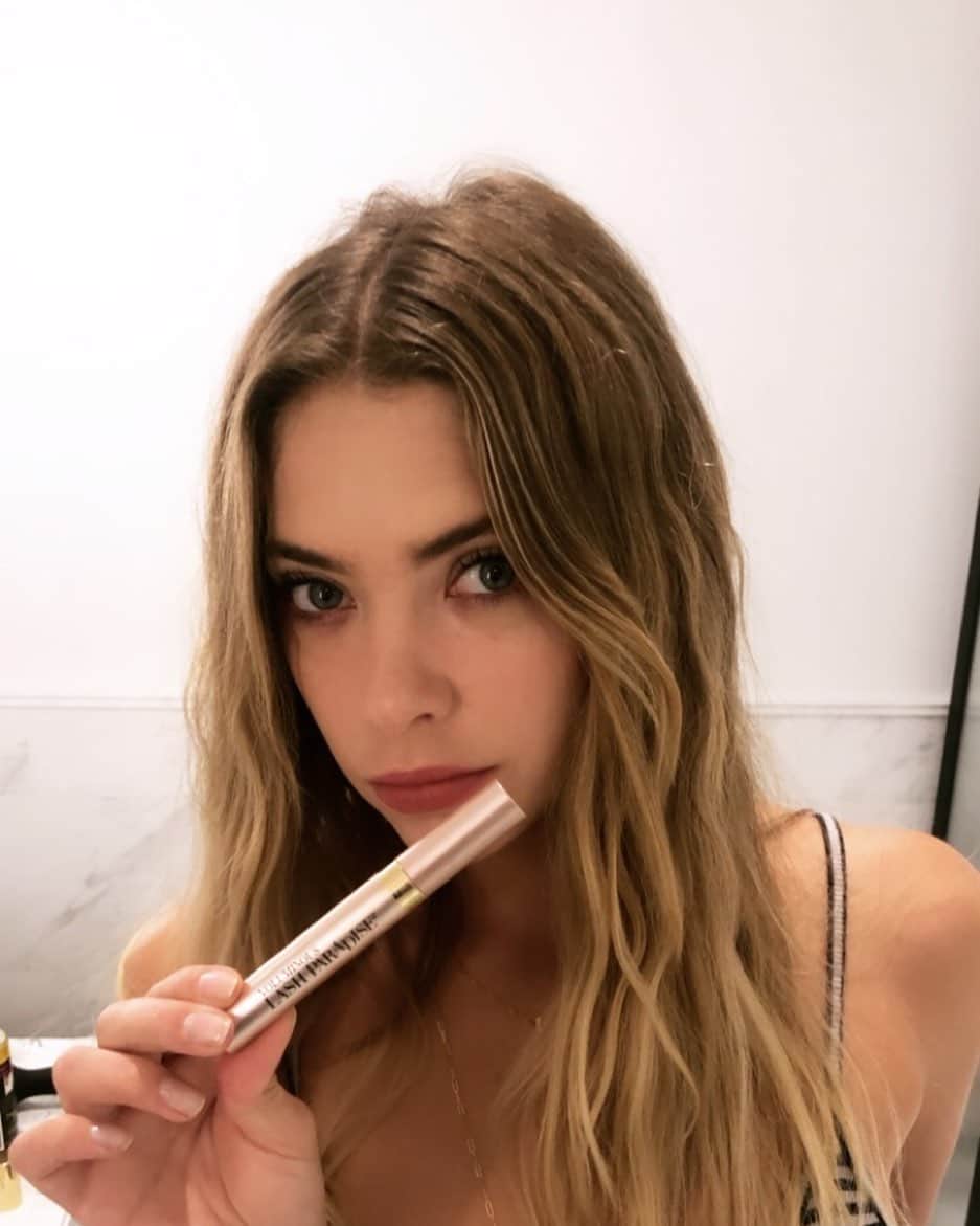 アシュレイ・ベンソンのインスタグラム：「My fave mascara from @lorealmakeup is Lash Paradise 💕 It builds volume quickly for feathery lashes #LorealParisPartner」
