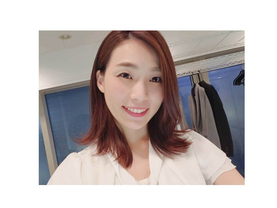 本田珠規のインスタグラム：「今日の現場は、大好きなスガさん担当でhappy✨ . @hairmakesuga  センスの塊のようなお方! . いつも現場を和ませてくれていて、おかげさまで今日も楽しく撮影ができました😊 . お肌の質感もつるっ。つやっ。で最高♪ . . 今回、メイク前にセルキュアを使ってもらって、びっくりするくらいフェイスラインが変わってます! 顎のラインがくっきり！ . #ヘアメイク#センスの塊#hairmake  #ナチュラルメイク#動画撮影 #セルキュア4tplus #セルキュア」