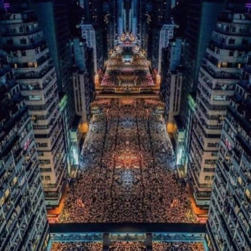 北欧ネイルサロンさんのインスタグラム写真 - (北欧ネイルサロンInstagram)「2019年8月の香港は中国に統合される危機感と悔しさですっかり暗いムードになっていた。そんな現状に対して私はひたすらネイルに絵を描き、涙を流すことしか出来なかったけど、私は心から香港の自由を求める若者たちを応援している！！私は誰よりも自由を愛する生き方をしている。だから、その心がとてもよくわかる。生きるエネルギーがそこにあった！香港頑張れ！！希望を捨てるな！！✨ . 2019年8月，香港陷入了黑暗的情緒，帶著一種融入中國的危機和悔恨感。 在這種情況下，我只能在美甲上畫一幅畫並流下眼淚。 但我真誠地支持在香港尋求自由的年輕人！ ！ 我有一種比任何人都更熱愛自由的生活方式。 所以我非常了解這顆心。 有生命的能量！ 祝你在香港好運!!!不要放棄希望!! . In August 2019, Hong Kong was in a dark mood with a sense of crisis and remorse that was integrated into China.  Against such a situation, I could only draw a picture on the nail and shed tears.  But I sincerely support young people seeking freedom in Hong Kong! !  I have a way of life that loves freedom more than anyone else.  So I understand that heart very well.  There was energy to live!  Good luck in Hong Kong! !Don’t  give up hope!! . #香港頑張れ！ #nevergiveuphongkong #香港 #hongkong #gelnails #handpainted #nailart  #光療 #凝膠指甲 #光療指甲 #凝膠 #光療凝膠 #香港美甲 #手繪 #nailsesign #美甲工作室 #手繪光療 #凝膠美甲 #naildesign #japanesenail #全手繪 #美甲設計 #japanesenaildeaign #japannails #picturenails #整指甲 #japanarts #picturesnail #絵画ネイル」8月21日 1時22分 - art_hokune