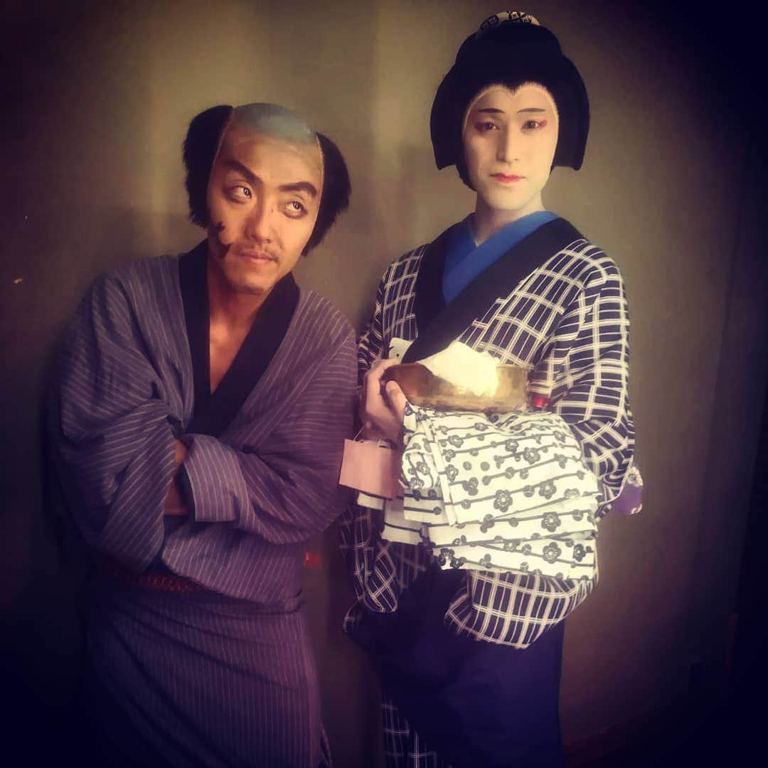 尾上緑さんのインスタグラム写真 - (尾上緑Instagram)「› いや、、 だから、、 カメラ見てよ。。。 （無視） 至近距離でガン見してくる人達。。 セクハラですよ。これは！！ #稚魚の会歌舞伎会合同公演  #オフショット  #中村橋吾  #多左衛門 #坂東彌風  #蝙蝠安 #大谷桂太郎 #藤八  #与話情浮名横櫛  #ツーショット ？ #ガン見 #セクハラ #目尻のシワ数えられてるのかな？」8月21日 1時25分 - onoe_midori