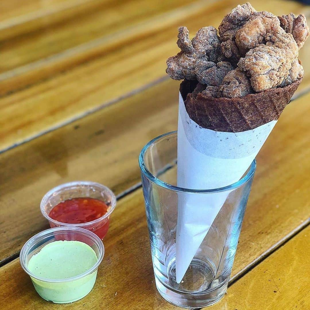 Eater LAさんのインスタグラム写真 - (Eater LAInstagram)「Spicy buttermilk fried chicken and spiced waffle cone with green fire mayo and sweet chili sauce from the @helmsbakery brunch pop-up at @fathersofficeofficial. 📸: @jordanokun. Hashtag #eaterla on your best photos for a chance to be featured.」8月21日 1時47分 - eater_la